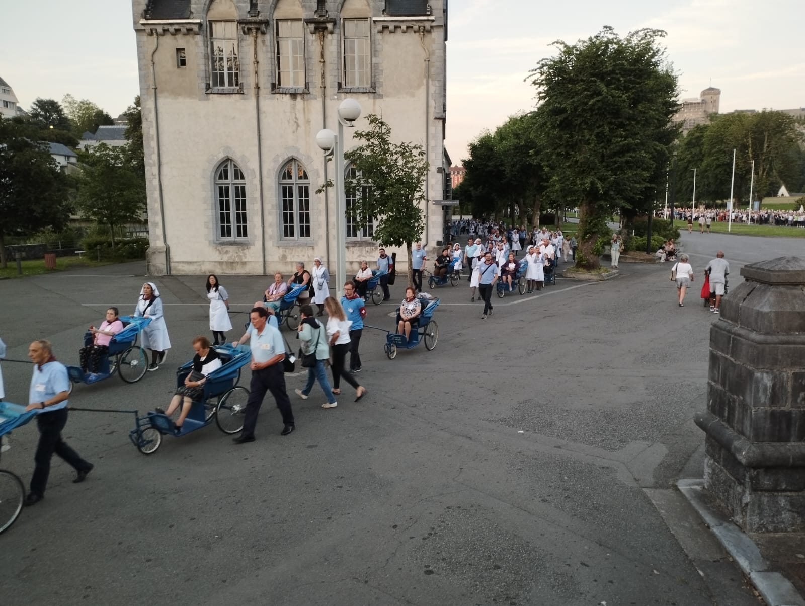 350 riojanos acuden en peregrinación a Lourdes acompañados por el Obispo La Rioja Santos Montoya