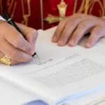 El Papa León XIV firma la encíclica Magnifica humanitas sobre inteligencia artificial y dignidad humana.