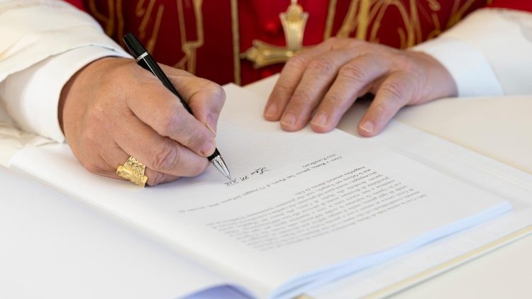 El Papa León XIV firma la encíclica Magnifica humanitas sobre inteligencia artificial y dignidad humana.